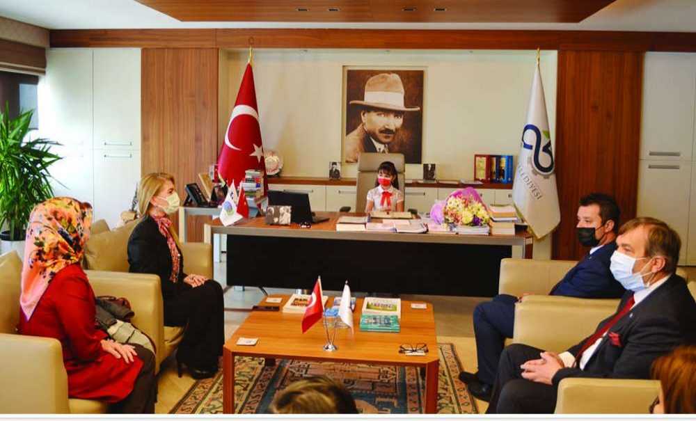 Başkan Sarıkurt Koltuğu Minik Ebrar Tezcan'a Devretti