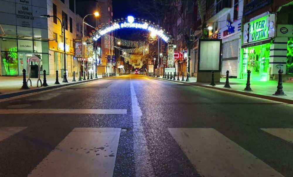 Beklenen Tam Kapanma Geldi