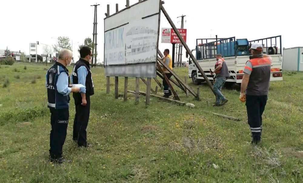 İzinsiz Afiş Ve Tabelalar Kaldırıldı