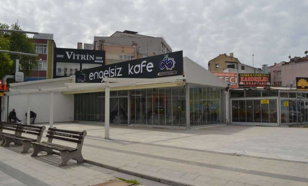 Engelsiz Kafe'nin Tabelası Takıldı