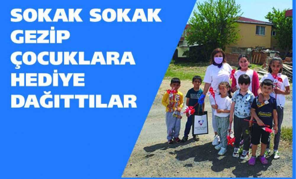 Sokak Sokak Gezip Çocuklara Hediye Dağıttılar