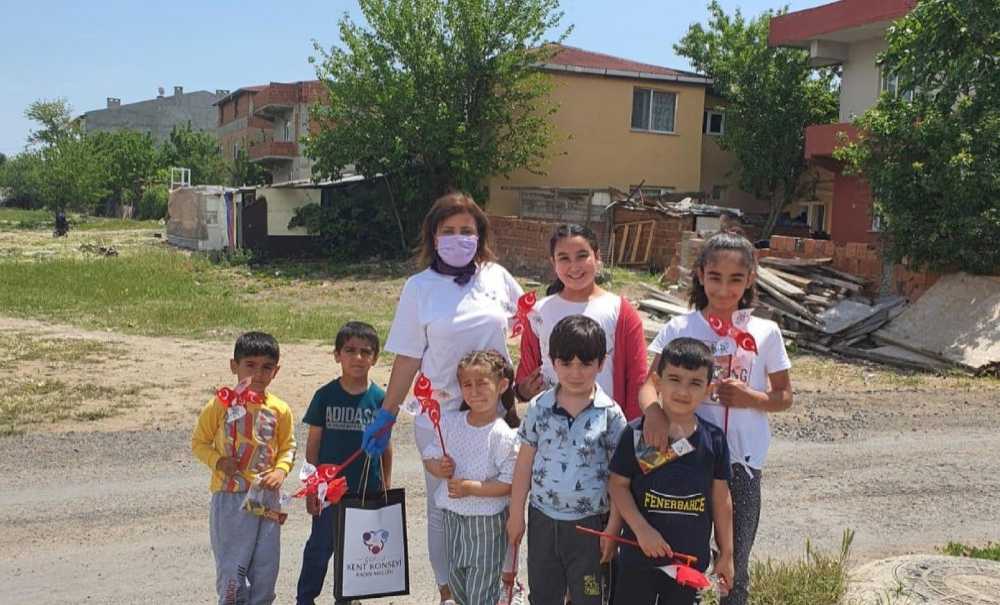 Sokak Sokak Gezip Çocuklara Hediye Dağıttılar