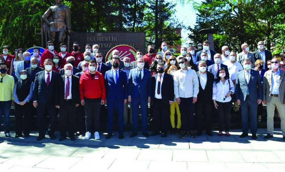 Partiler Anıta Çelenk Sundu