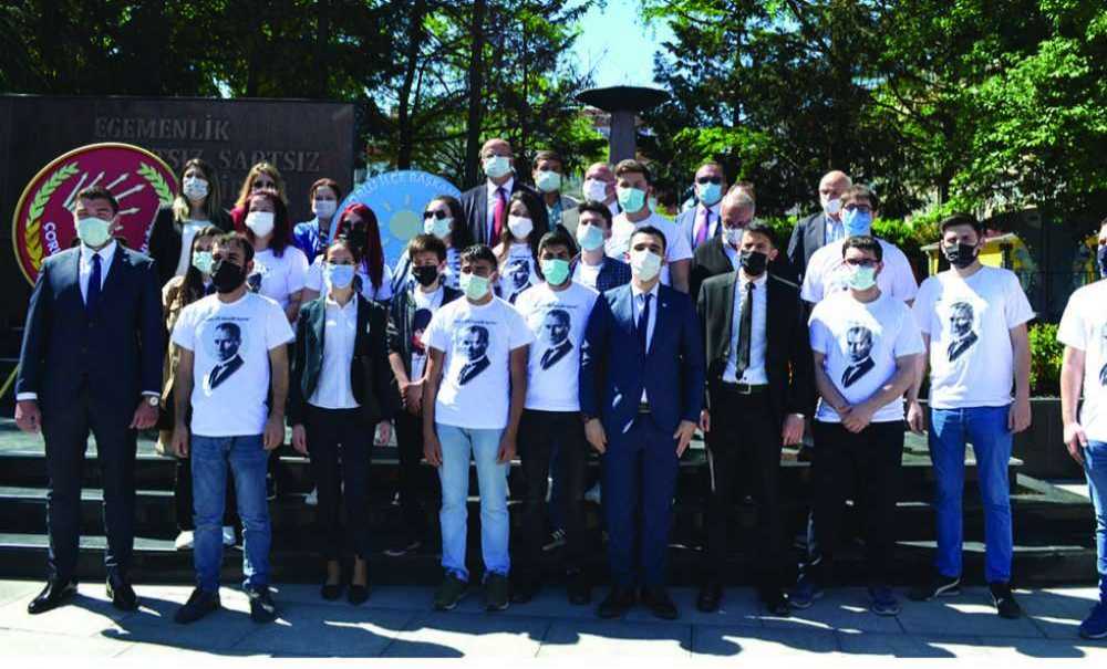 Partiler Anıta Çelenk Sundu