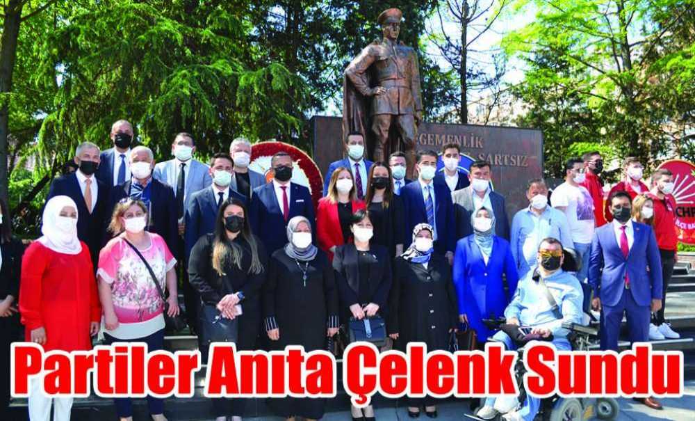 Partiler Anıta Çelenk Sundu