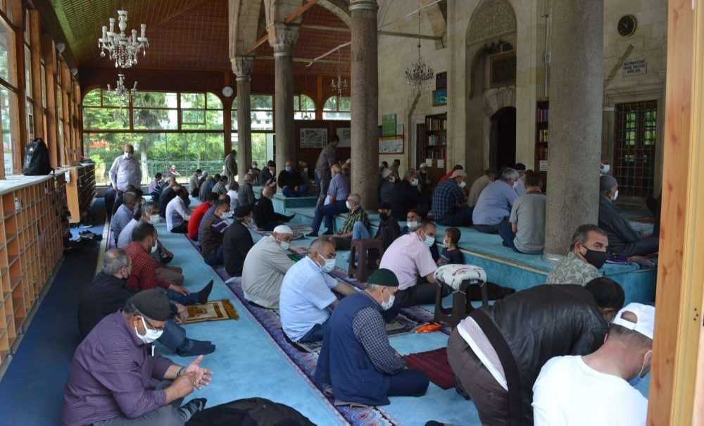 Cuma Namazı Sokağa Taştı