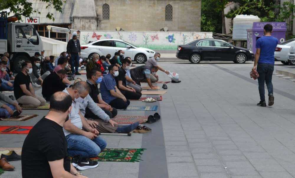 Cuma Namazı Sokağa Taştı