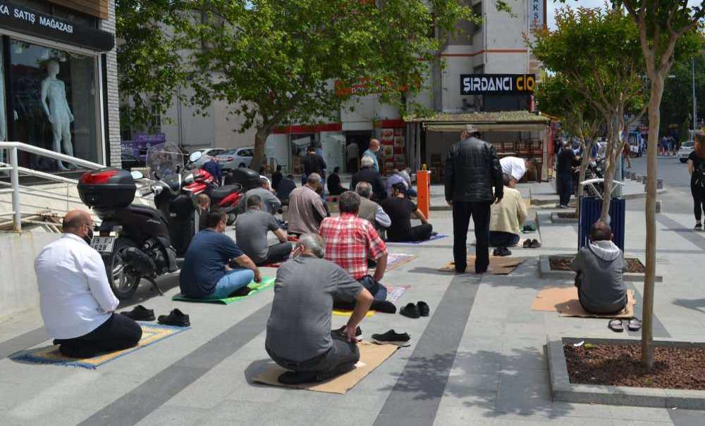 Cuma Namazı Sokağa Taştı