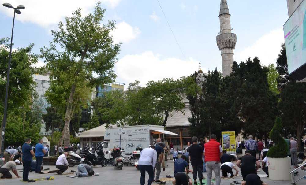 Cuma Namazı Sokağa Taştı