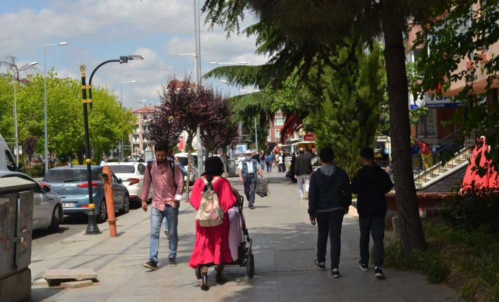 Kalabalıklar Artıyor, Maske Kullanımı Azalıyor