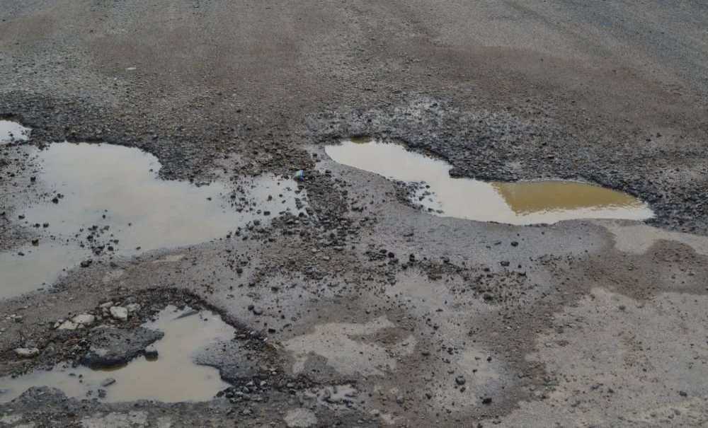 Yol Delik Deşik, Gören Yok Mu?