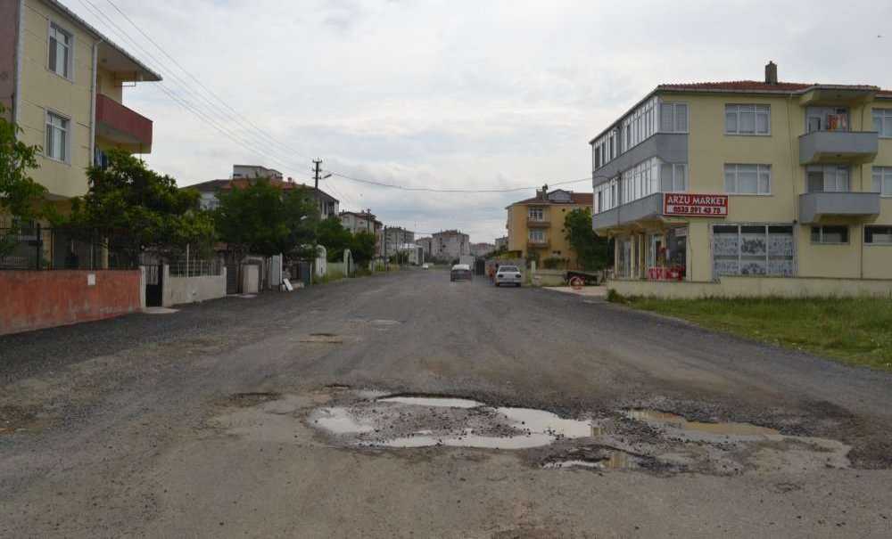 Yol Delik Deşik, Gören Yok Mu?