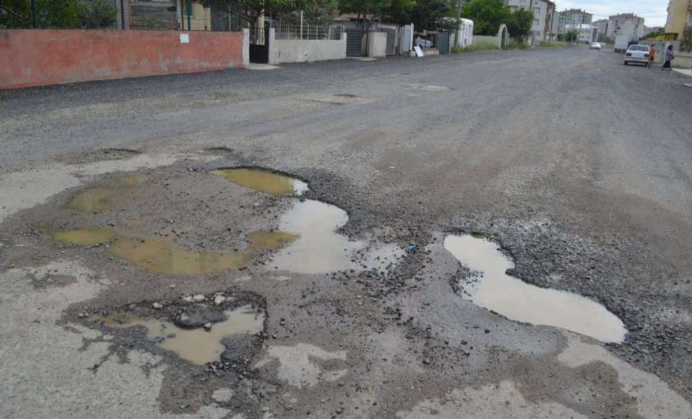 Yol Delik Deşik, Gören Yok Mu?