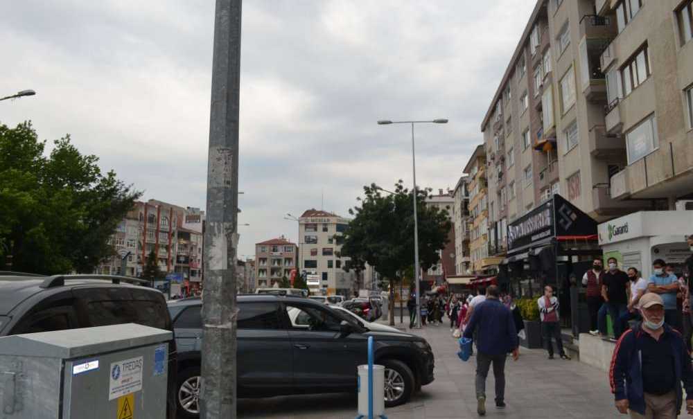 En İşlek Caddenin Durak Tabelası Yok!