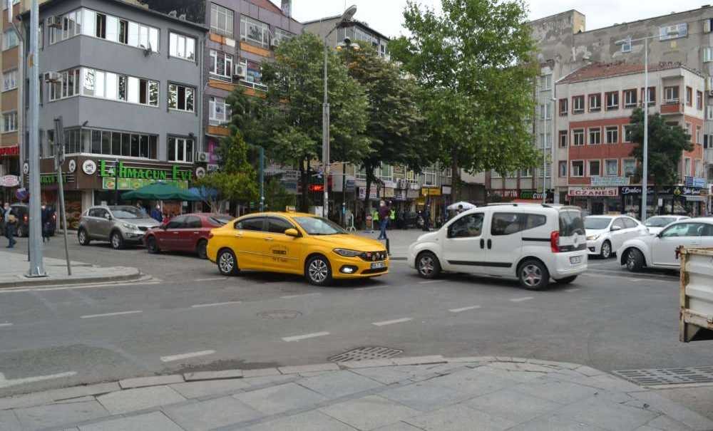 Akıncılar Caddesi'nde Düzenleme İsteyen Vatandaşlar Belediyeye Böyle Tepki Gösterdi: “Sorun Neden Çözülmüyor?”