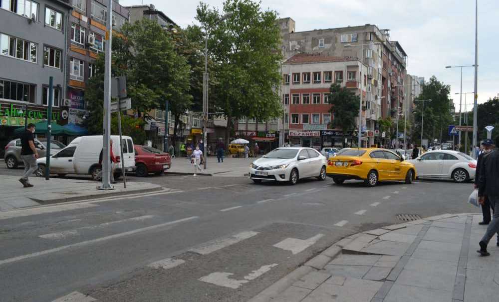 Akıncılar Caddesi'nde Düzenleme İsteyen Vatandaşlar Belediyeye Böyle Tepki Gösterdi: “Sorun Neden Çözülmüyor?”