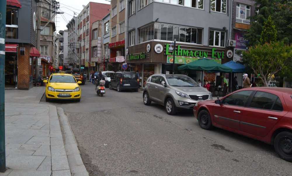 Akıncılar Caddesi'nde Düzenleme İsteyen Vatandaşlar Belediyeye Böyle Tepki Gösterdi: “Sorun Neden Çözülmüyor?”