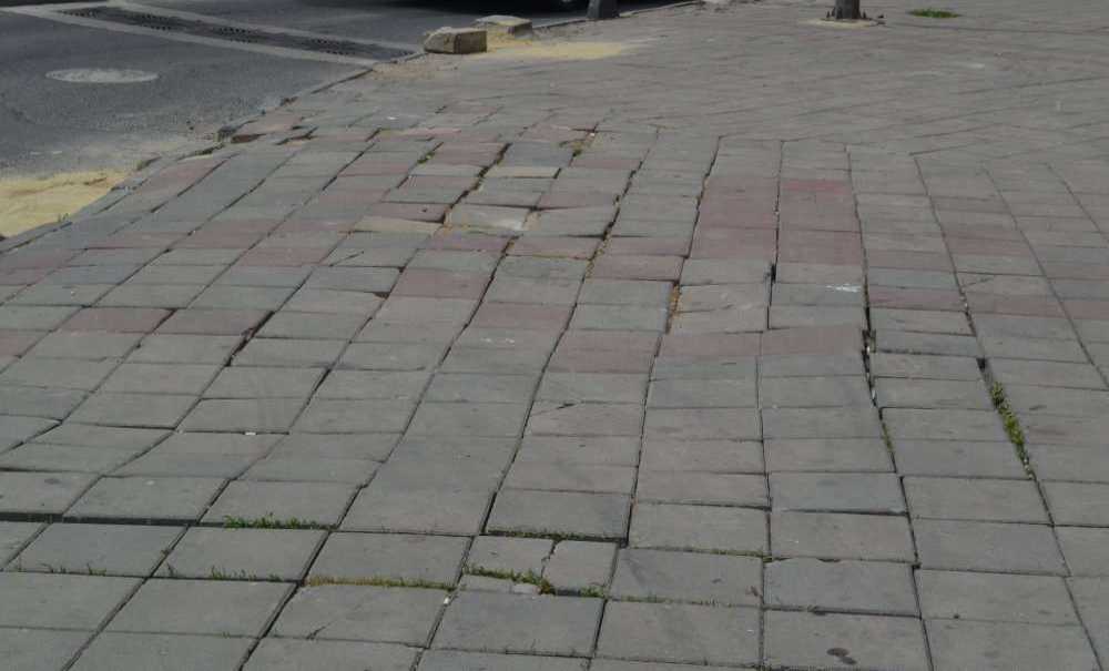 Kaldırıma Çıkan Araçlar, Kaldırımları Bu Hale Getiriyor