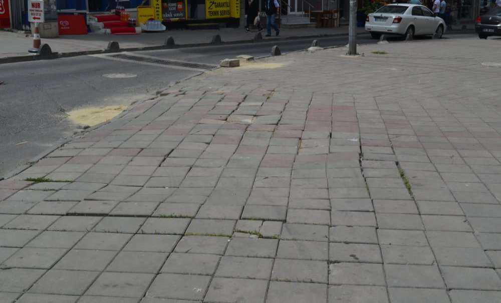 Kaldırıma Çıkan Araçlar, Kaldırımları Bu Hale Getiriyor