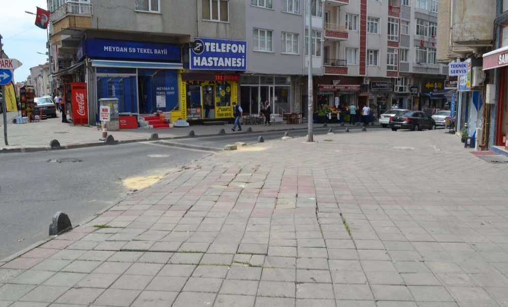 Kaldırıma Çıkan Araçlar, Kaldırımları Bu Hale Getiriyor