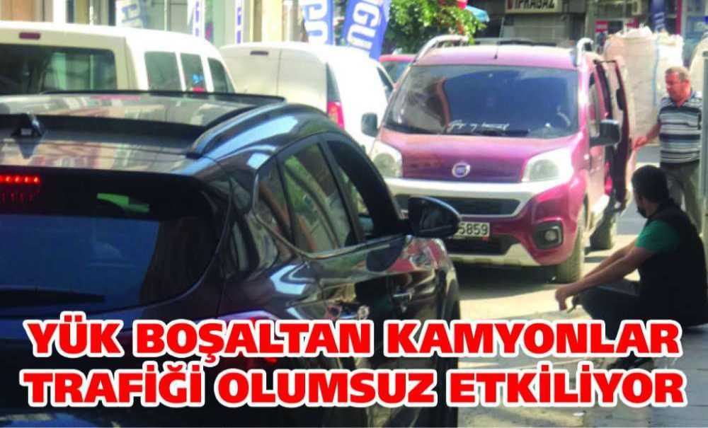 Yük Boşaltan Kamyonlar Trafiği Olumsuz Etkiliyor