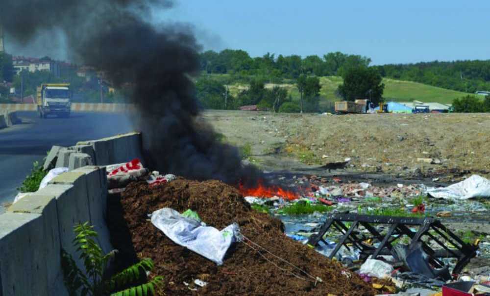 Çevre Koruma Haftası'nda Gökyüzünü Siyah Dumanlar Kapladı