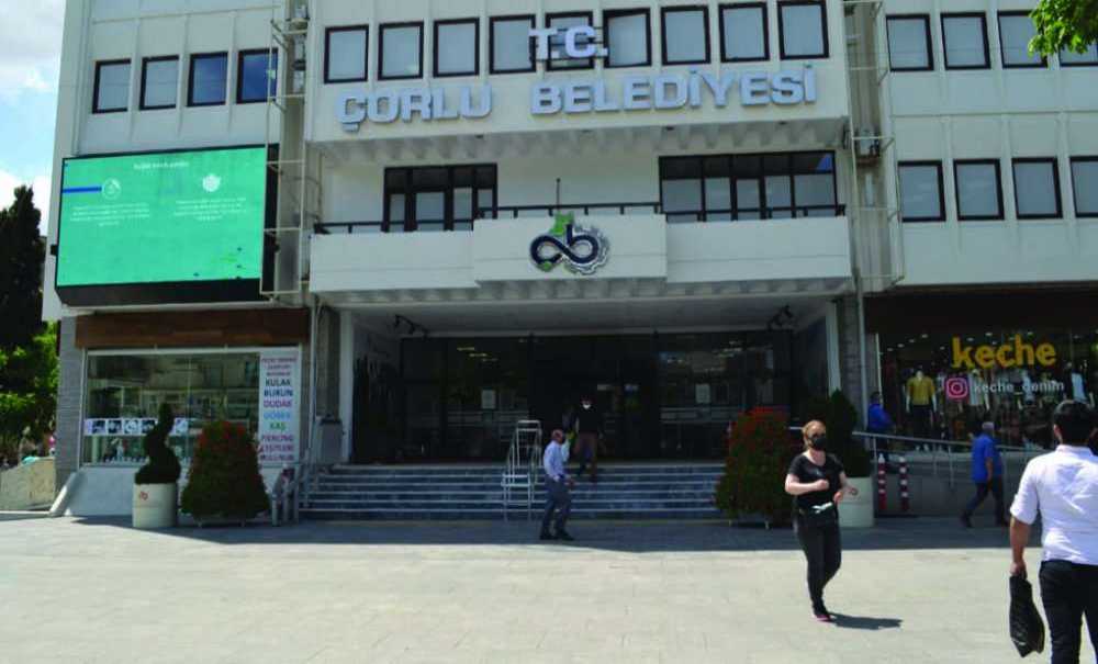 Esnaf Aylardır Tabelasız Bekliyor