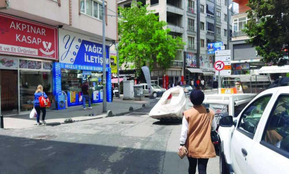 Bir Taraftan Toplanıyor, Bir Taraftan Çalışmaya Devam Ediyorlar