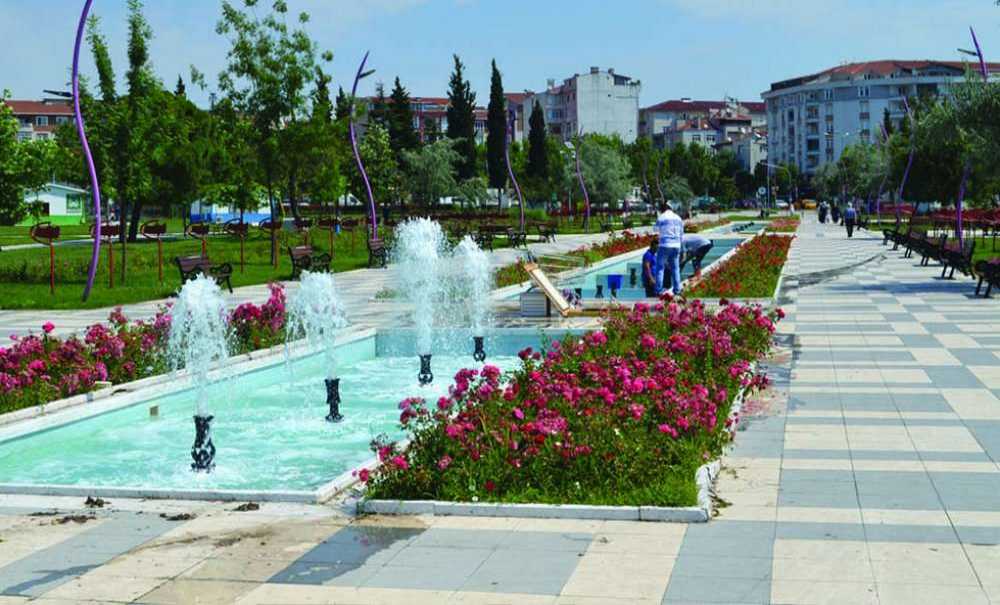 Cumhuriyet Parkı'ndaki Havuzlara Bakım Yapılıyor