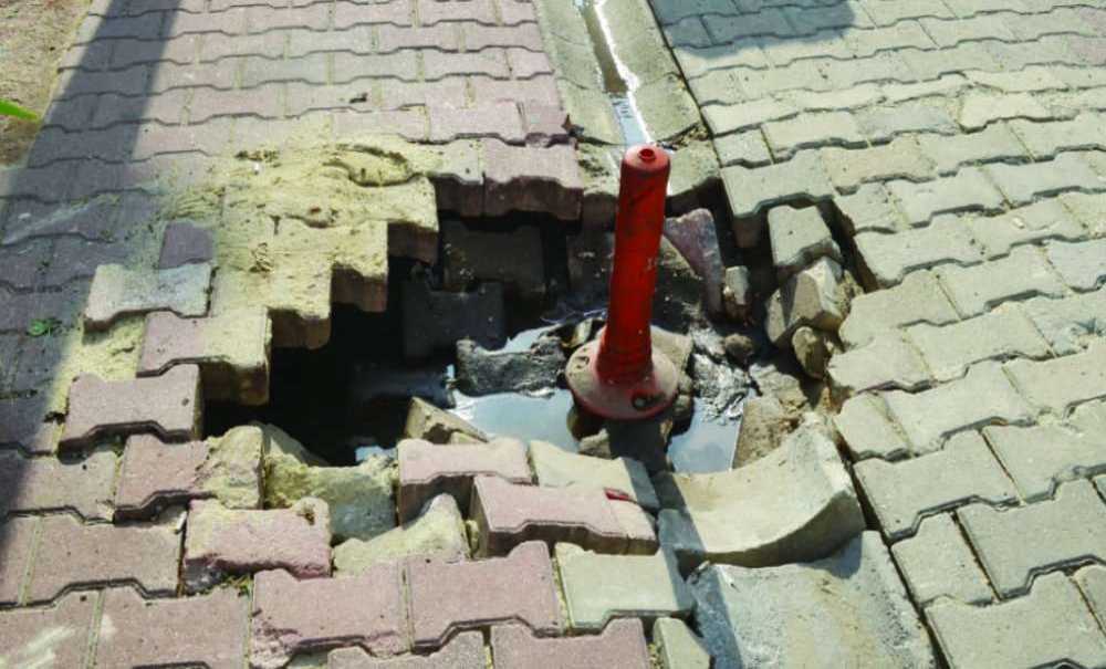 Kaldırımlar Bir Bir Çöküyor