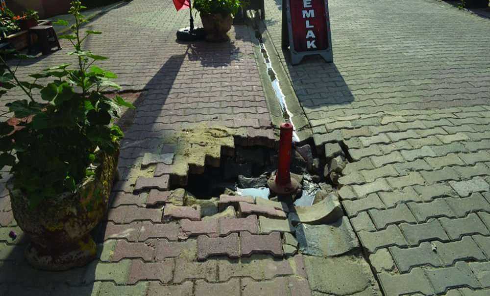 Kaldırımlar Bir Bir Çöküyor