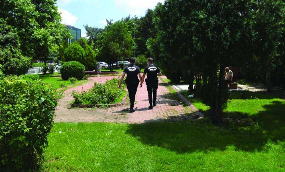 Parklar Polisler Tarafından Denetleniyor