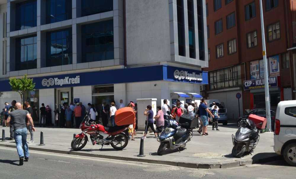 Bayram Öncesi Uzun Kuyruklar Oluştu