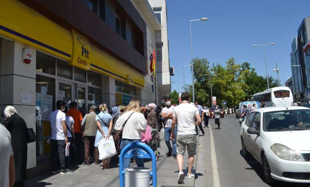 Bayram Öncesi Uzun Kuyruklar Oluştu