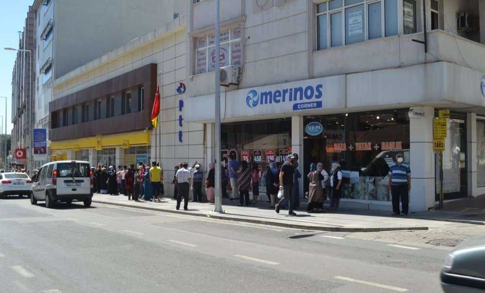 Bayram Öncesi Uzun Kuyruklar Oluştu