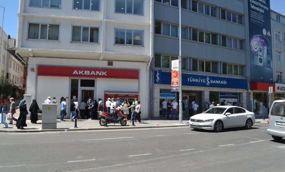 Bayram Öncesi Uzun Kuyruklar Oluştu