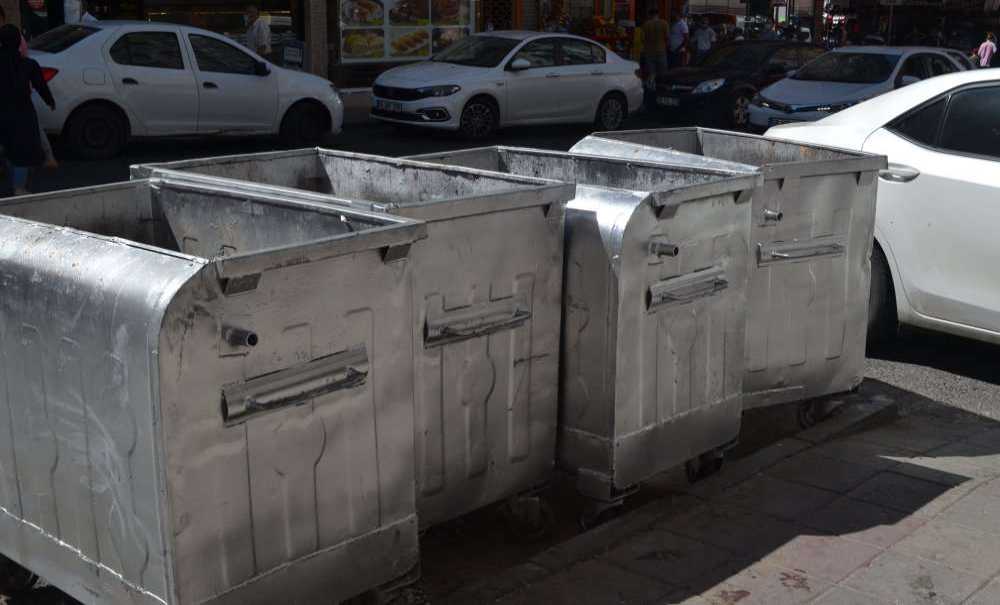 Mahalleli Temiz Çöp Kutularına Kavuştu