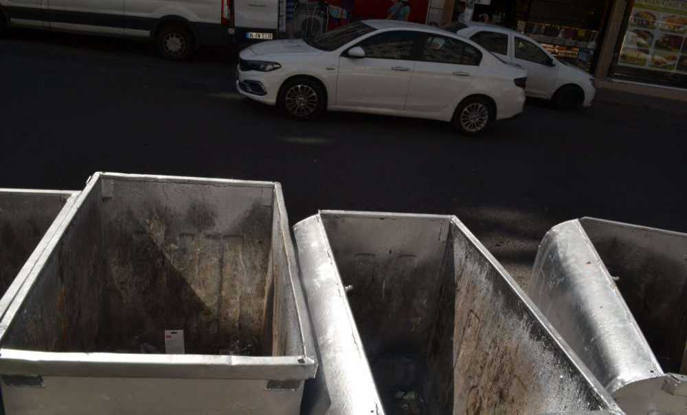 Mahalleli Temiz Çöp Kutularına Kavuştu