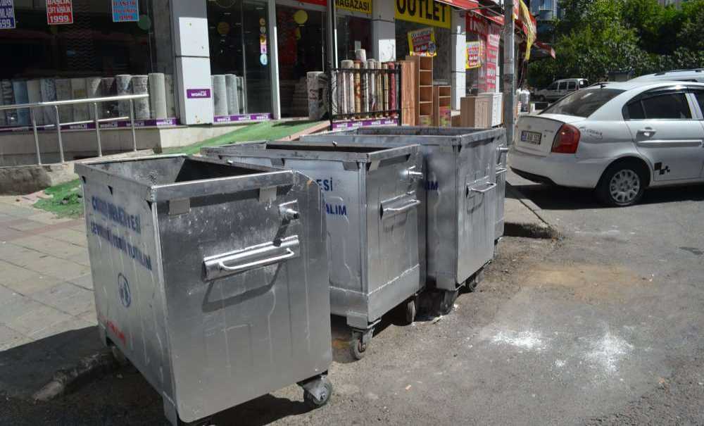 Mahalleli Temiz Çöp Kutularına Kavuştu