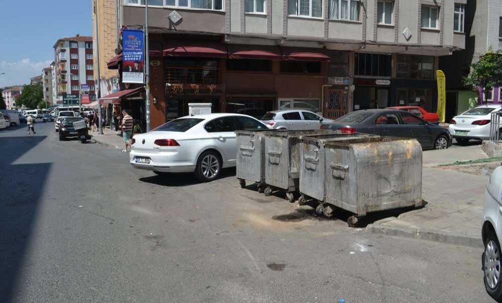 Mahalleli Temiz Çöp Kutularına Kavuştu