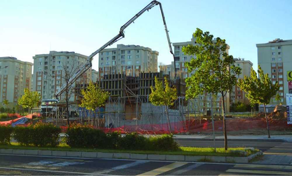 Asansörlü Üst Geçit İnşaatı Devam Ediyor