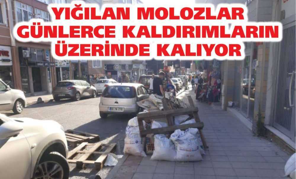 Yığılan Molozlar Günlerce Kaldırımların Üzerinde Kalıyor