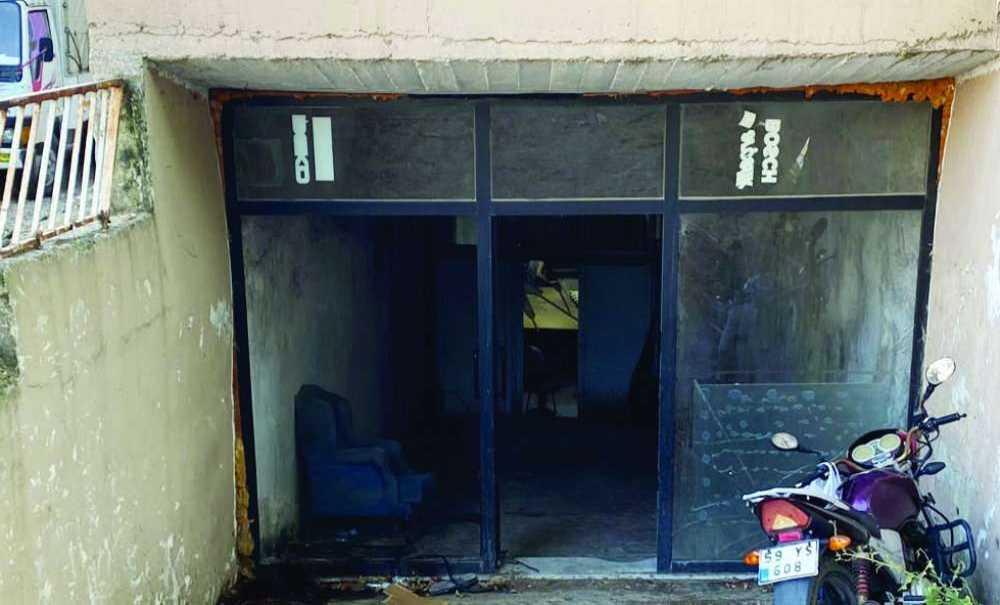 Üzerine Cam Düşen Adam Öldü