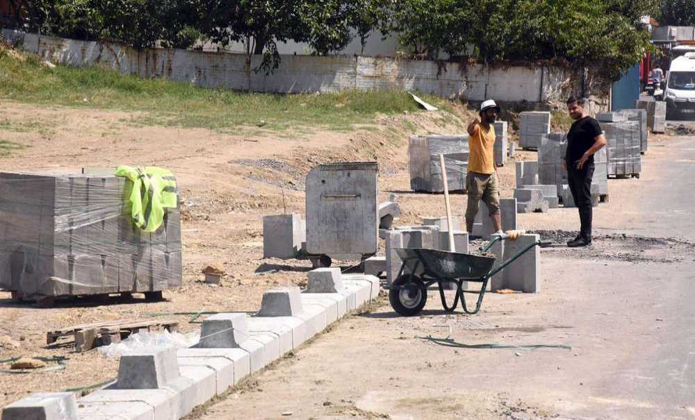 Asfalt Kilit Taşı Ve Kaldırım Çalışmalarını Sürdürüyor