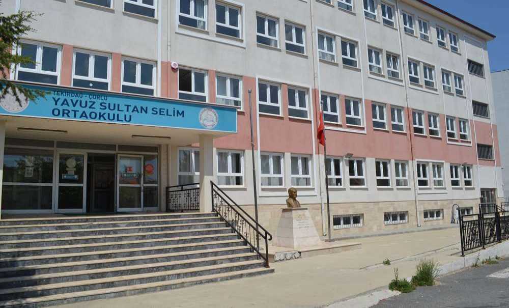 Bu Görüntü Atatürk Büstüne Yakışmıyor