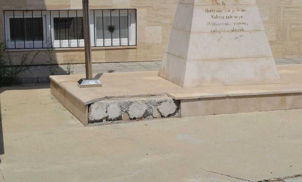 Bu Görüntü Atatürk Büstüne Yakışmıyor