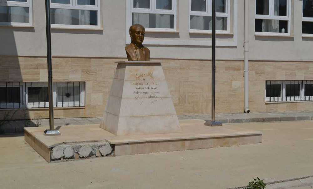 Bu Görüntü Atatürk Büstüne Yakışmıyor