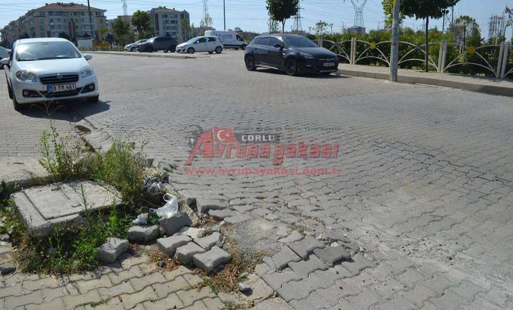 Yolda Derin Çukur Oluştu, Bir Aydır Gören Yok!