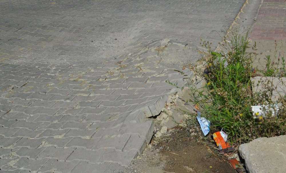 Yolda Derin Çukur Oluştu, Bir Aydır Gören Yok!