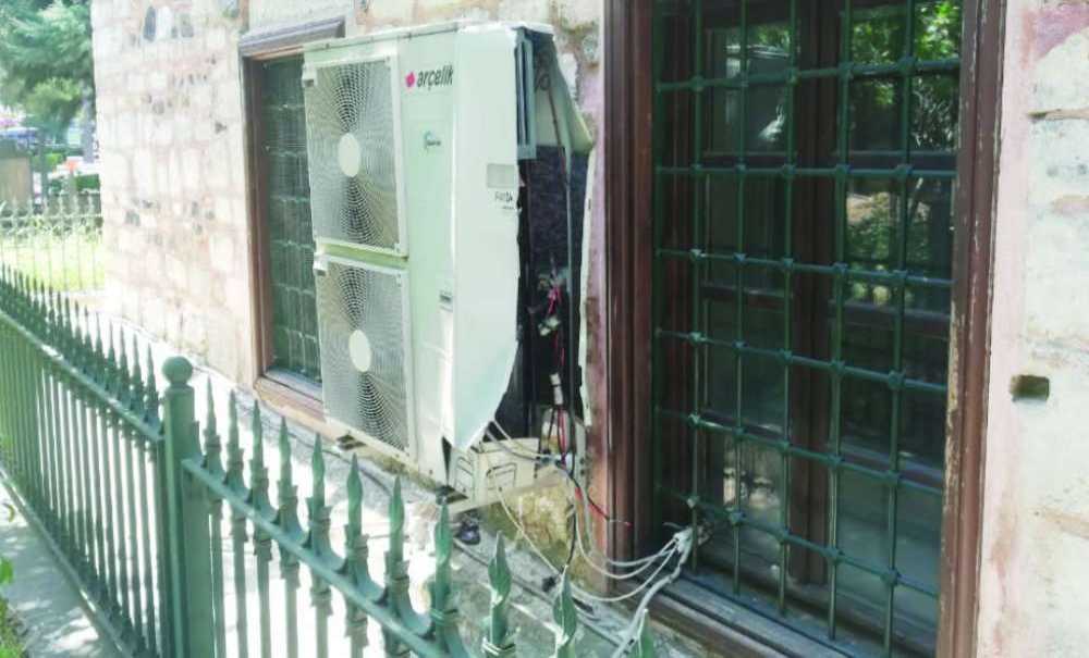 Tarihi Fatih Cami'nin Başına Gelmeyen Kalmadı